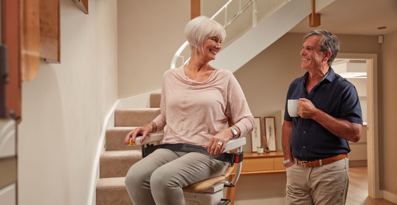 Sitzlift an einer Treppe in einem Wohnhaus