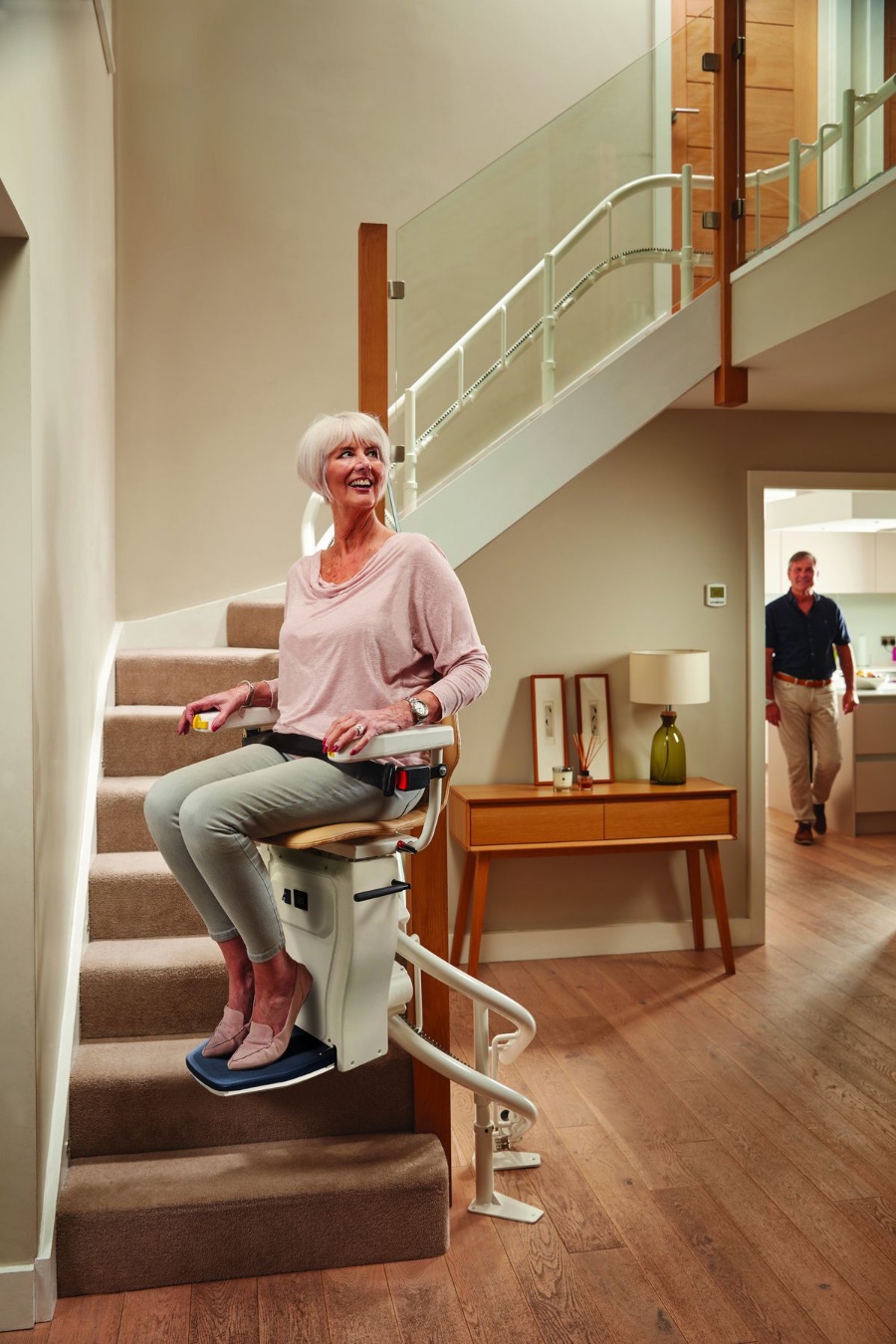Sitzlift an einer Treppe in einem Wohnhaus
