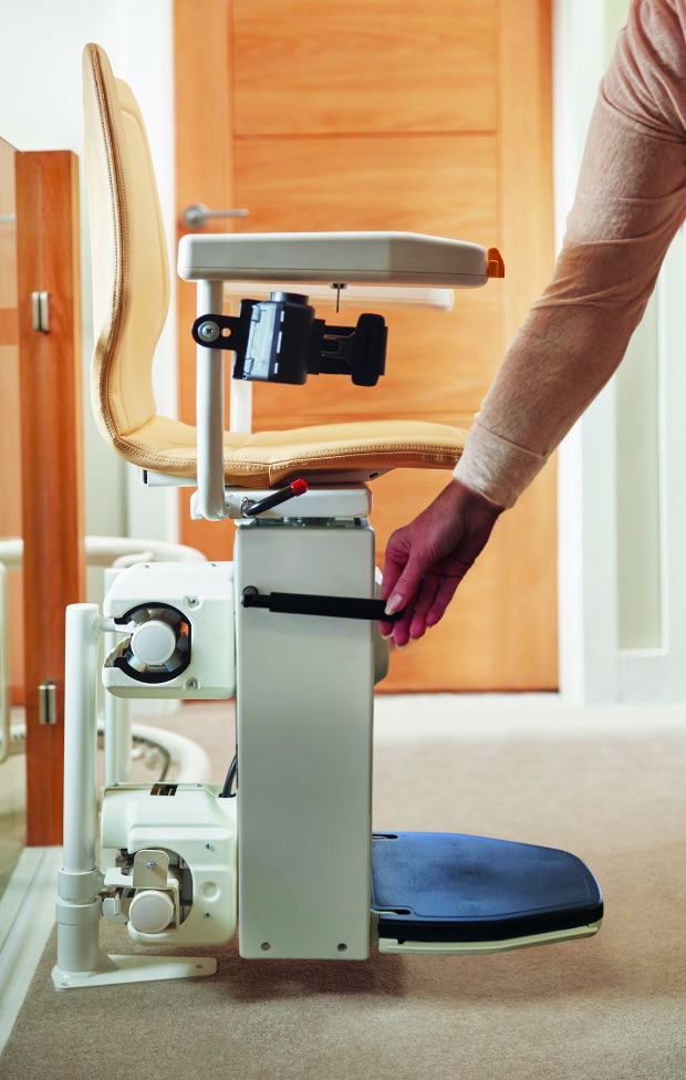 Sitzlift von der Seite mit hochklappbarem Sitz und Fußstütze