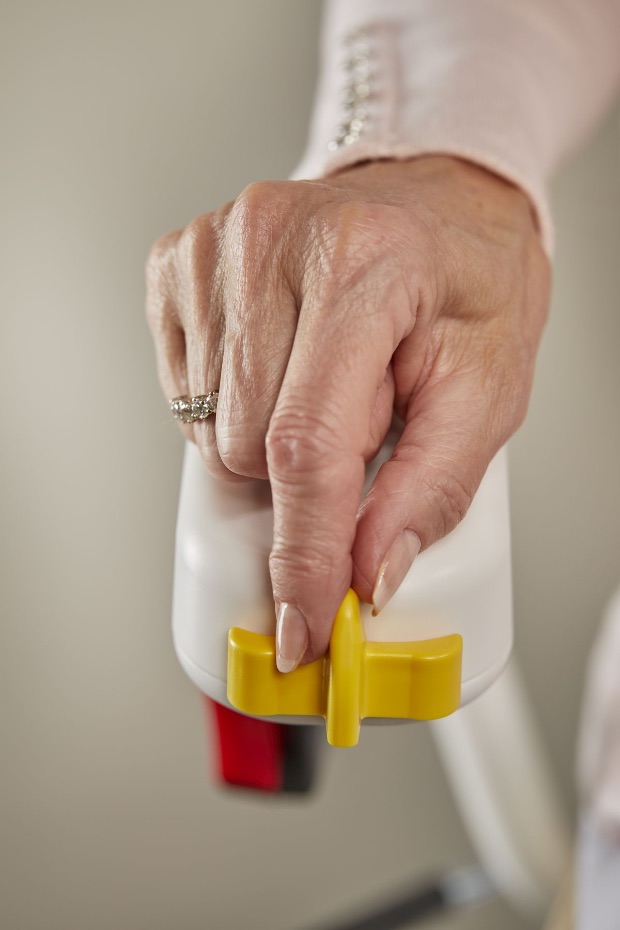 Hand bedient den einfachen Bedienhebel eines Sitzlifts