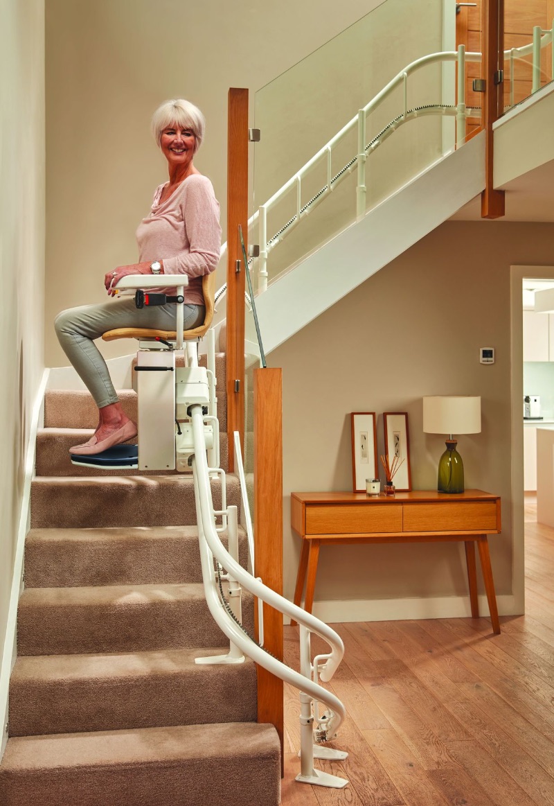 Sitzlift mit gebogener Schiene an einer kurvigen Treppe — Beispielbild