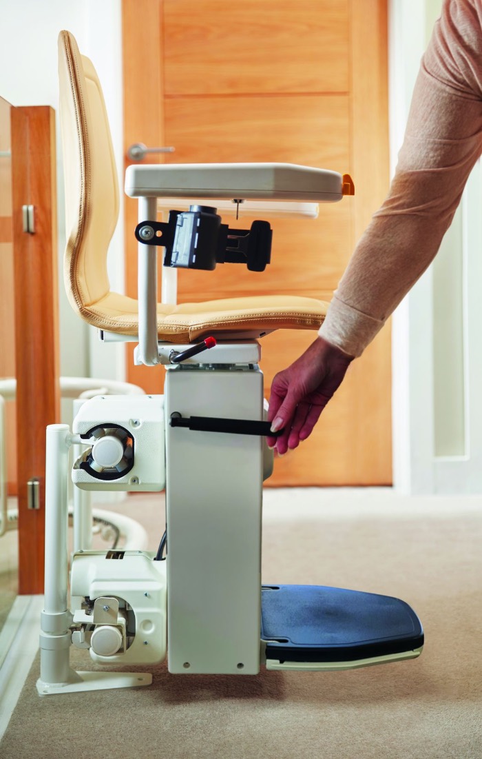 Sitzlift von der Seite mit hochklappbarem Sitz und Fußstütze