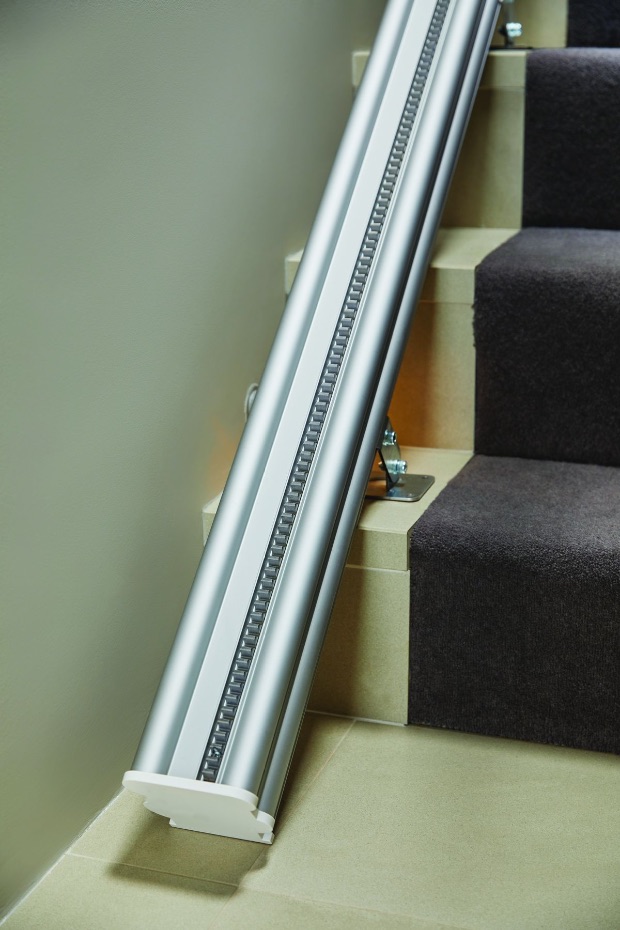 Schiene eines Sitzlifts, auf den Treppenstufen befestigt
