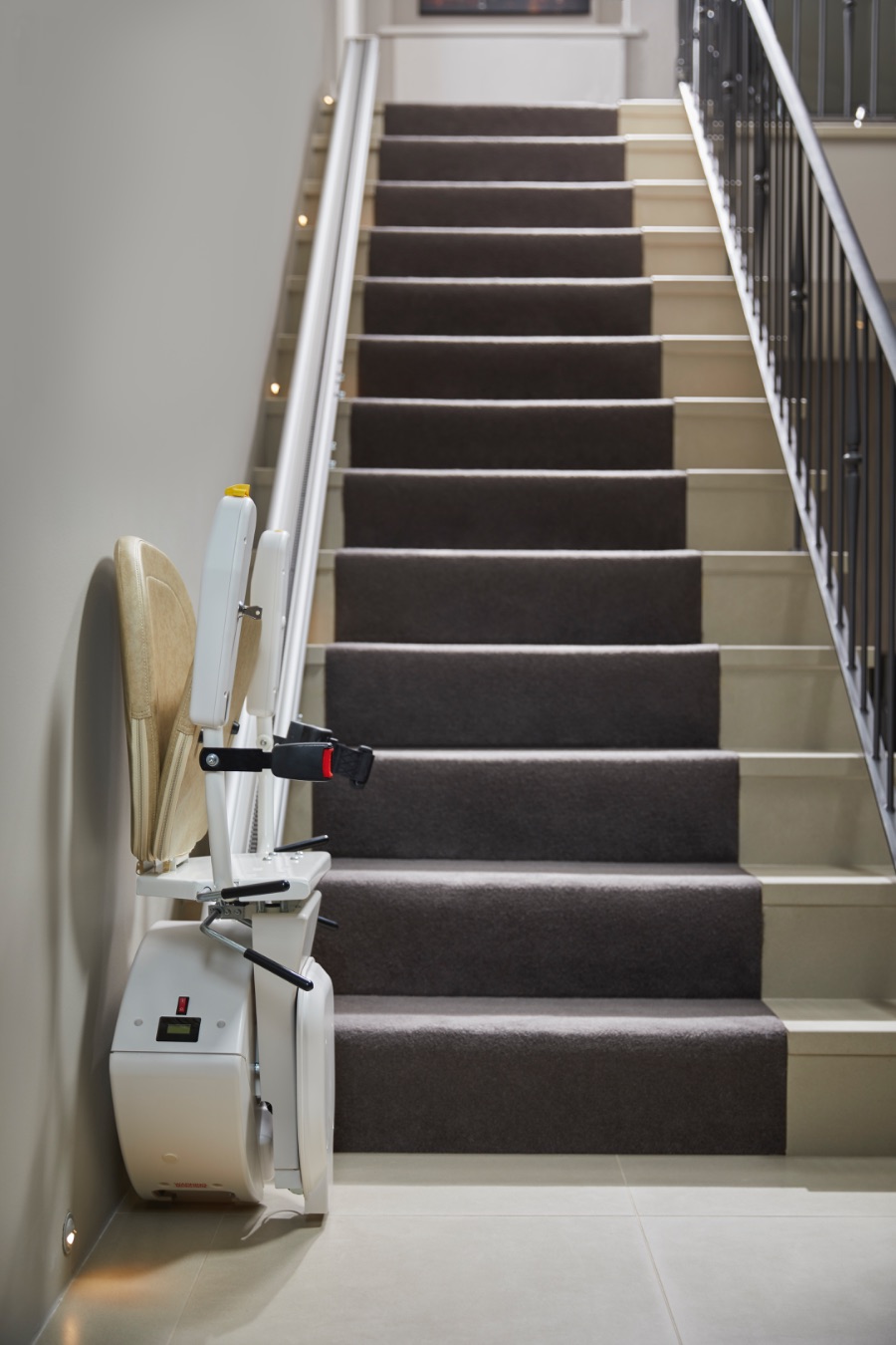 Zusammengeklappter Sitzlift an einer geraden Treppe