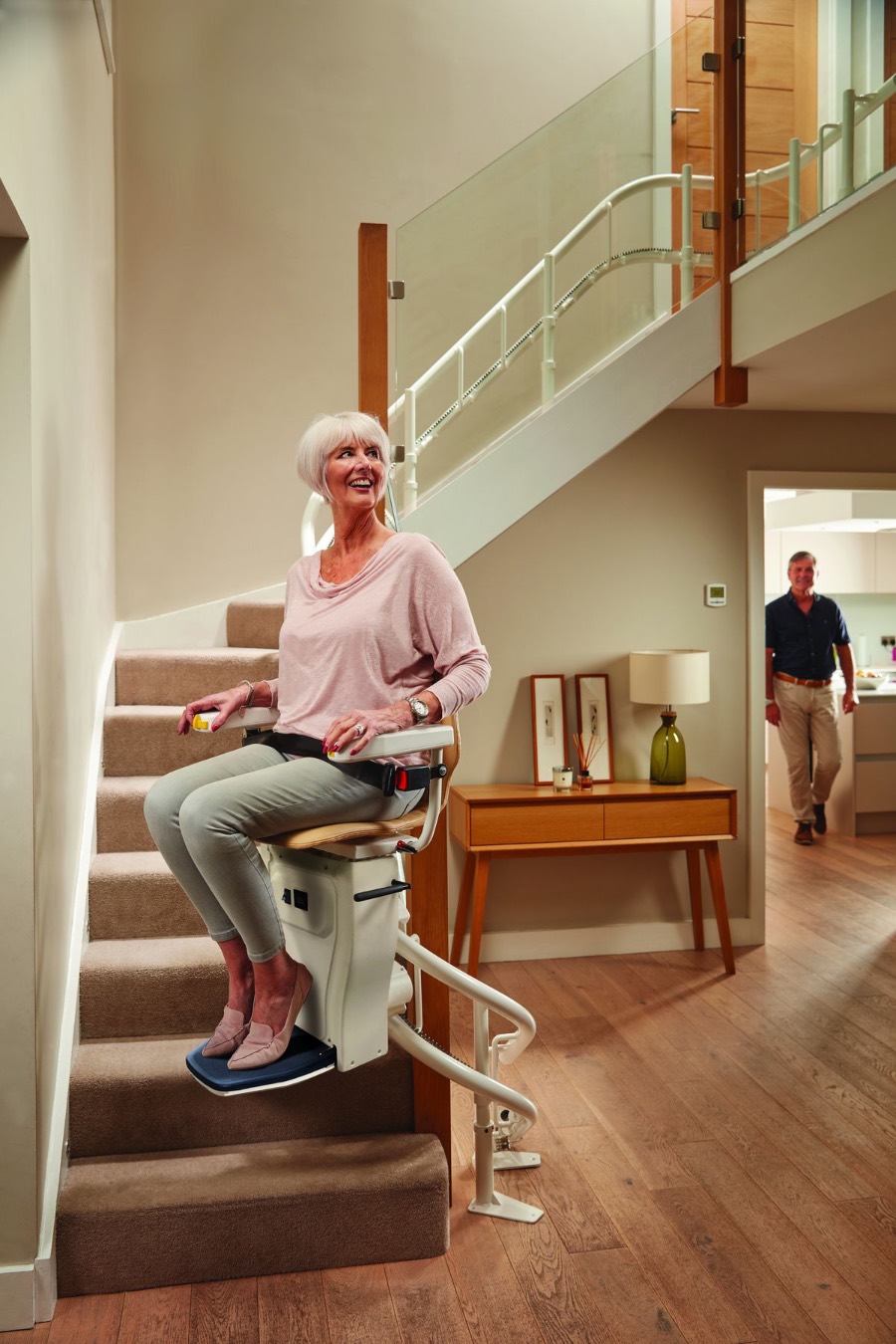 Sitzlift mit gebogener Schiene an einer kurvigen Treppe