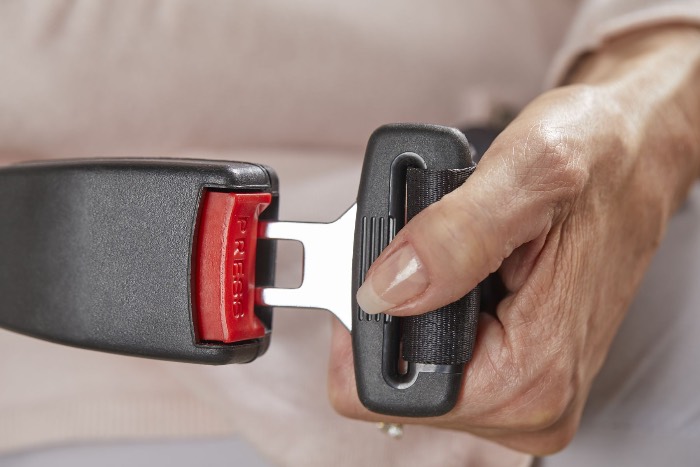 Sicherheitsgurt eines Sitzlifts wird geschlossen